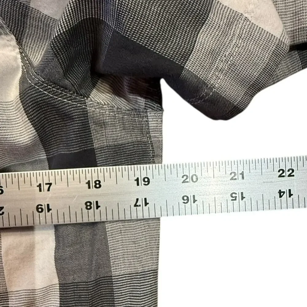 The North Face Mens Size Medium Black and Gray Checkered Short Sleeve Shirt